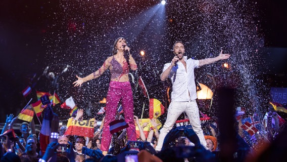 Måns Zelmerlöw und Petra Mede singen "Love, Love, Peace, Peace" © NDR/Rolf Klatt Foto: Rolf Klatt