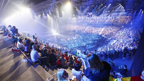 Das Publikum schaut von den oberen Rängen auf die Bühne und den Greenroom. © eurovision.tv/EBU Foto: Andres Putting