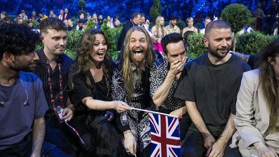 Sam Ryder (Großbritannien) feiert mit seiner Delegation im Greenroom in der Halle in Turin. © eurovision.tv/EBU Foto: Corinne Cumming