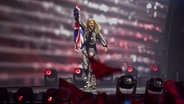 Sam Ryder (Großbritannien) läuft mit der Landesflagge über die Bühne in Turin. © eurovision.tv/EBU Foto: Corinne Cumming
