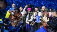 Das Kalush Orchestra aus der Ukraine feiert im Greenroom in der Halle in Turin. © eurovision.tv/EBU Foto: Corinne Cumming