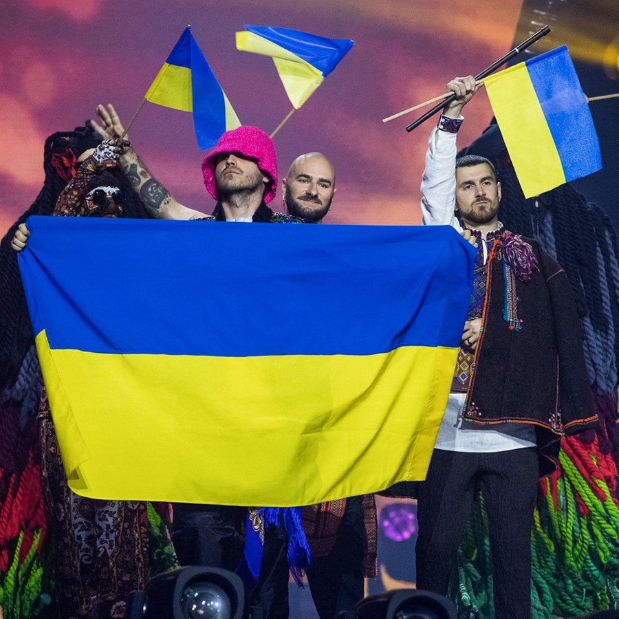 Das Kalush Orchestra aus der Ukraine läuft mit Flaggen über die Bühne in Turin. © eurovision.tv/EBU Foto: Corinne Cumming