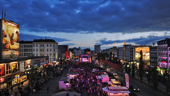 Mehrere Tausend Zuschauer verfolgen am Samstag (14.05.2011) auf dem Spielbudenplatz der Reeperbahn in Hamburg die Übertragung des Eurovision Song Contest aus Düsseldorf. © dpa Foto: Angelika Warmuth