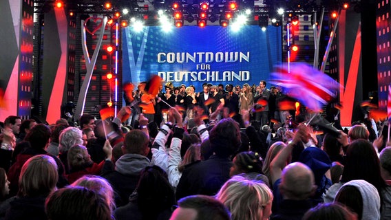 Mehrere Tausend Zuschauer verfolgen am Samstag (14.05.2011) auf dem Spielbudenplatz der Reeperbahn in Hamburg die Übertragung des Eurovision Song Contest aus Düsseldorf. © dpa Foto: Angelika Warmuth