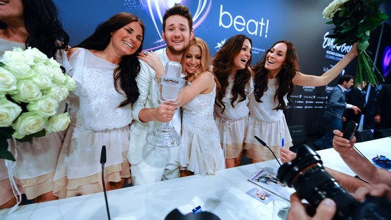 ELi/Nikki auf der Pressekonferenz nach dem Finale des ESC 2011 © NDR Foto: Andrej Isakovic