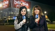 Lena und Sabine Heinrich nach dem Finale des Eurovision Song Contests 2011 vor Düsseldorf-Arena © ARD 