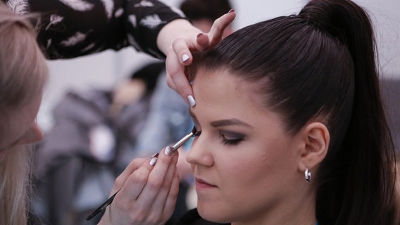 Finnlands Sängerin Saara Aalto in der Maske vor der ersten Probe in Lissabon. © Eurovision TV / Thomas Hanses Foto: Thomas Hanses