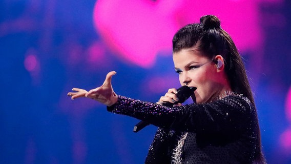 Saara Aalto auf der Bühne in Lissabon. © eurovision.tv Foto: Andres Putting