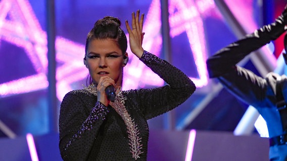 Saara Aalto auf der Bühne in Lissabon. © eurovision.tv Foto: Andres Putting