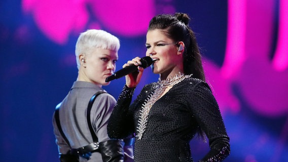 Saara Aalto auf der Bühne in Lissabon. © eurovision.tv Foto: Andres Putting