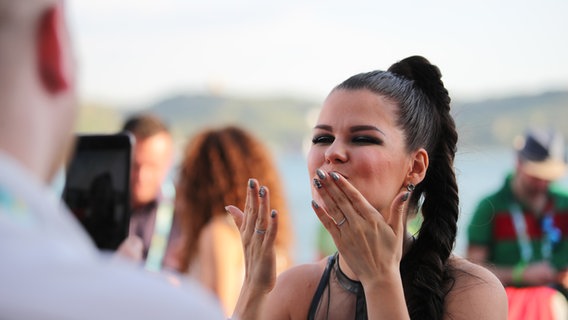 Saara Aalto auf dem roten Teppich in Lissabon. © NDR Foto: Rolf Klatt