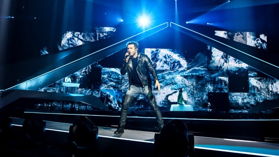 Für Finnland stehen Sänger Sebastian Rejman und Darude mit "Look Away" auf der ESC-Bühne. © eurovision.tv Foto: Andres Putting