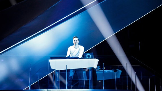 Für Finnland steht  Darude mit "Look Away" auf der ESC-Bühne. © eurovision.tv Foto: Andres Putting