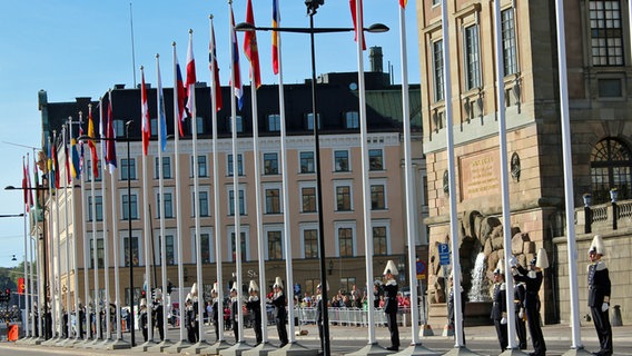 Schwedische Soldaten hissen die Flaggen der ESC Teilnehmerländer vor dem Stockholmer Schloss. © NDR Foto: Anna Mundt