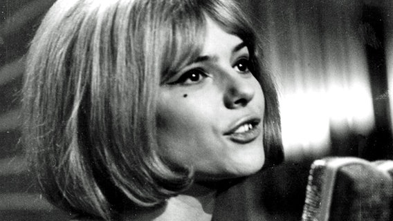 France Gall bei einem Auftritt 1965 in Frankreich. Sie belegte im selben Jahr für Luxemburg beim Grand Prix den 1. Platz  