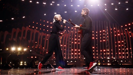 Madame Monsieur auf der Bühne in Lissabon. © eurovision.tv Foto: Andres Putting