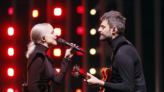 Madame Monsieur auf der Bühne in Lissabon. © eurovision.tv Foto: Andres Putting