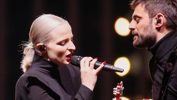 Madame Monsieur auf der Bühne in Lissabon. © eurovision.tv Foto: Andres Putting