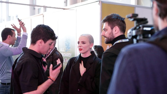 Madame Monsieur bei der Ankunft in der Altice Arena in Lissabon. © eurovision.tv Foto: Thomas Hanses