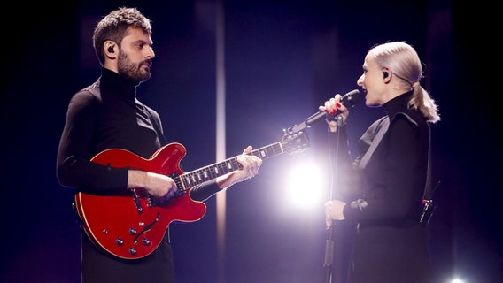 Madame Monsieur auf der Bühne in Lissabon. © eurovision.tv Foto: Andres Putting