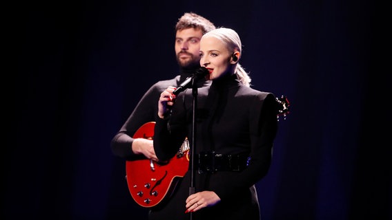 Madame Monsieur auf der Bühne in Lissabon. © eurovision.tv Foto: Andres Putting