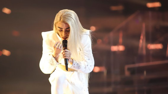 Für Frankreich steht Bilal Hassani mit "Roi" auf der ESC-Bühne. © eurovision.tv Foto: Thomas Hanses