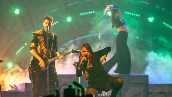 Alvan & Ahez (Frankreich) mit "Fulenn" auf der Bühne in Turin. © eurovision.tv Foto: Andres Putting