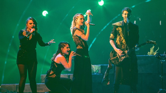Alvan & Ahez (Frankreich) mit "Fulenn" auf der Bühne in Turin. © eurovision.tv Foto: Andres Putting
