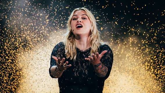 Louane auf der Bühne für Frankreich in der St. Jakobshalle © Eurovision.tv/ EBU Foto: Sarah Louise Bennett