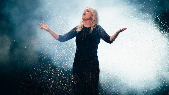 Louane auf der Bühne für Frankreich in der St. Jakobshalle © Eurovision.tv/ EBU Foto: Sarah Louise Bennett