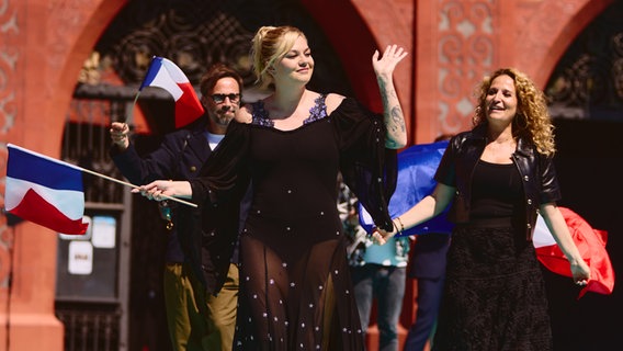 Louane aus Frankreich auf dem türkisen Teppich in Basel © eurovision.tv Foto: Alma Bengtsson
