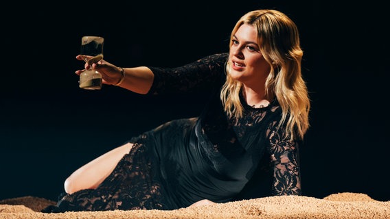 Louane auf der Bühne für Frankreich in Basel © eurovision.tv/EBU Foto: Sarah Louise Bennett