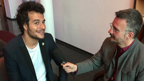 Amir aus Frankreich im Interview mit Irving Wolther.  