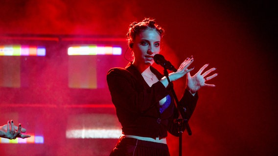 Galant mit "Katze" auf der Bühne beim ESC Vorentscheid in Berlin. © NDR Foto: Claudia Timmann