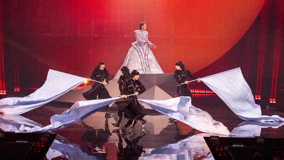 Mariam Shengelia auf der Bühne für Georgien in Basel © eurovision.tv/EBU Foto: Corinne Cumming