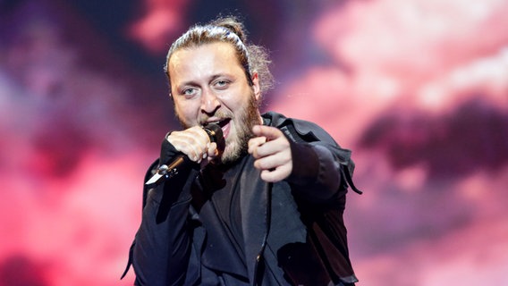 Für Georgien steht Oto Nemsadze mit "Keep On Going" auf der ESC-Bühne. © eurovision.tv Foto: Thomas Hanses
