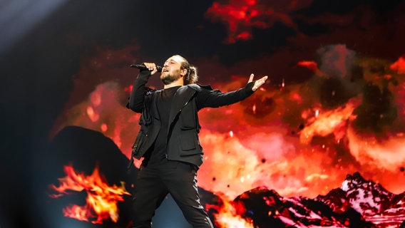 Für Georgien steht Oto Nemsadze mit "Keep On Going" auf der ESC-Bühne. © eurovision.tv Foto: Thomas Hanses