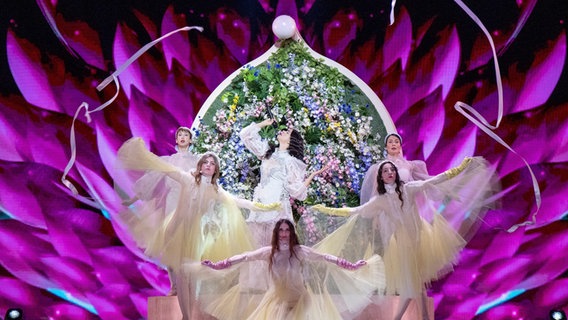 Für Griechenland steht Katerine Duska mit "Better Love" auf der ESC-Bühne. © eurovision.tv Foto: Andres Putting