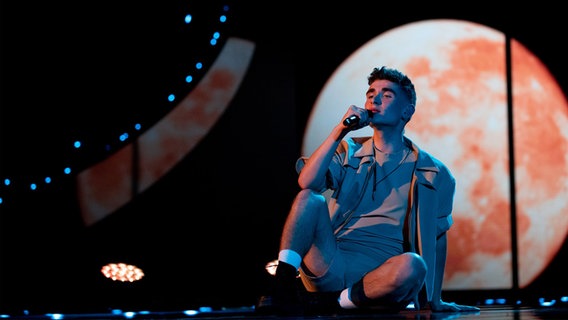 Victor Vernicos auf der Bühne in Liverpool. © EBU Foto: Chloe Hashemi
