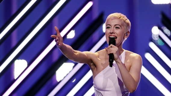 SuRie auf der Bühne in Lissabon. © eurovision.tv Foto: Andres Putting