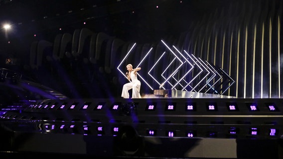 SuRie auf der Bühne in Lissabon. © eurovision.tv Foto: Thomas Hanses