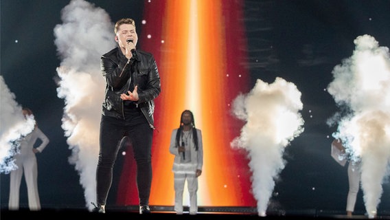 Für Großbritannien steht Michael Rice mit "Bigger Than Us" auf der Bühne. © eurovision.tv Foto: Andres Putting