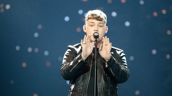 Für Großbritannien steht Michael Rice mit "Bigger Than Us" auf der Bühne. © eurovision.tv Foto: Andres Putting