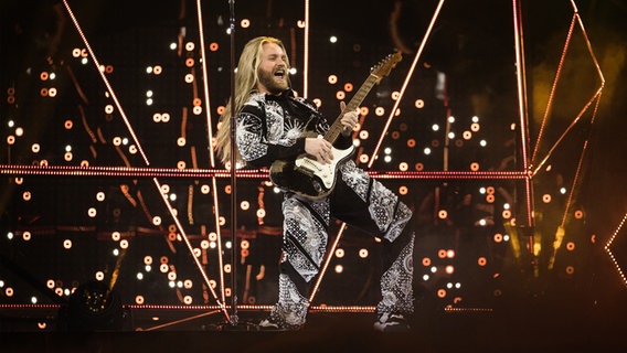 Sam Ryder (Großbritannien) mit "Space Man" auf der Bühne in Turin. © eurovision.tv/EBU Foto: Corinne Cumming