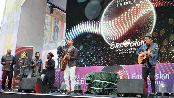 Guy Sebastian im Konzert im Eurovillage vor dem Wiener Rathaus © NDR Foto: Lisa Knittel