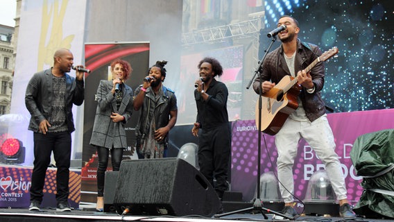 Guy Sebastian im Konzert im Eurovillage vor dem Wiener Rathaus © NDR Foto: Lisa Knittel