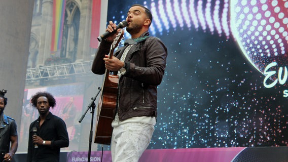 Guy Sebastian im Konzert im Eurovillage vor dem Wiener Rathaus © NDR Foto: Lisa Knittel