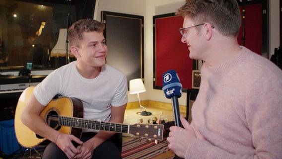 Gregor Hägele im Interview mit Stefan Spiegel (rechts).  Foto: Mairena Schuster