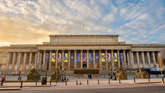 Die St. Georges Hall in Liverpool mit dem ESC-Motiv 2023 © BBC/James Stark Foto: James Stark