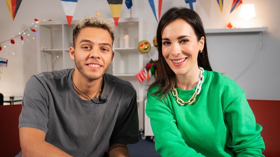 Malik Harris und Moderatorin Alina Stiegler. © NDR Foto: Merlin Schrader